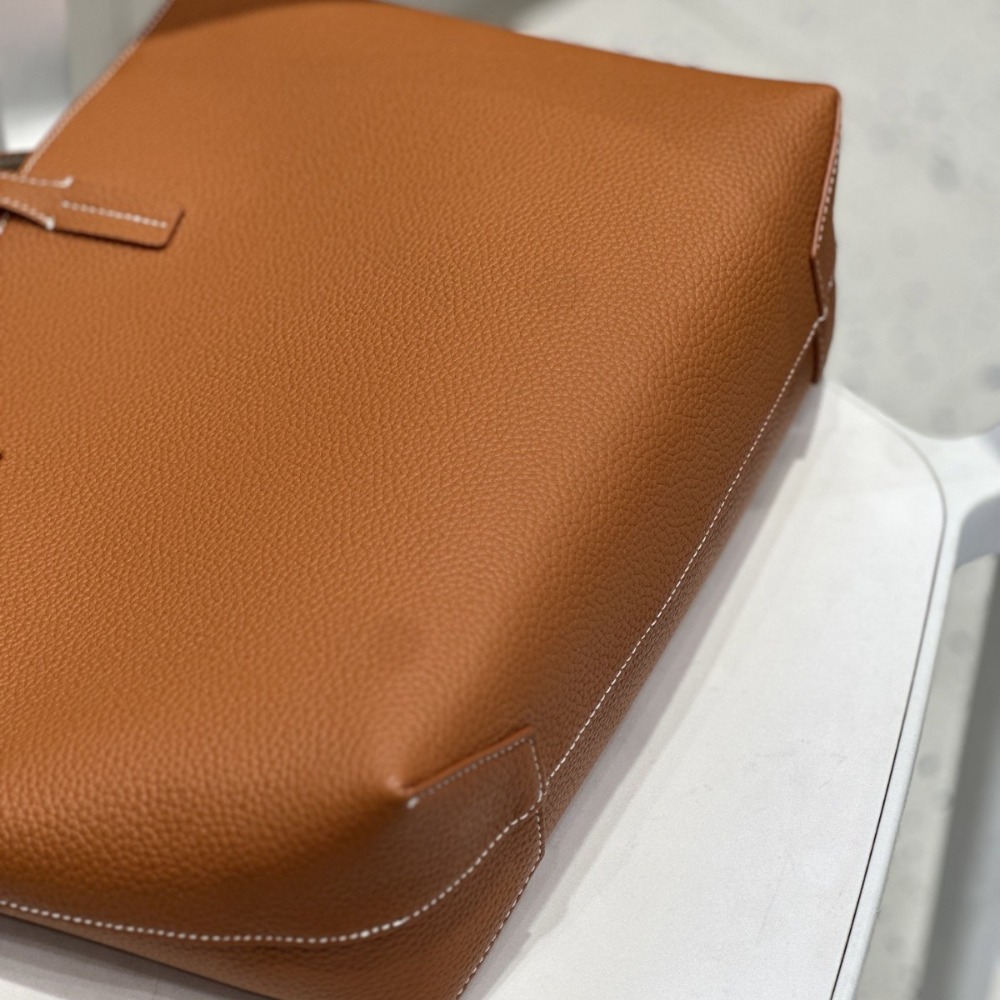 Inside and Outside Contrasting - đánh giá và giá Quiet Luxury Bags Tote