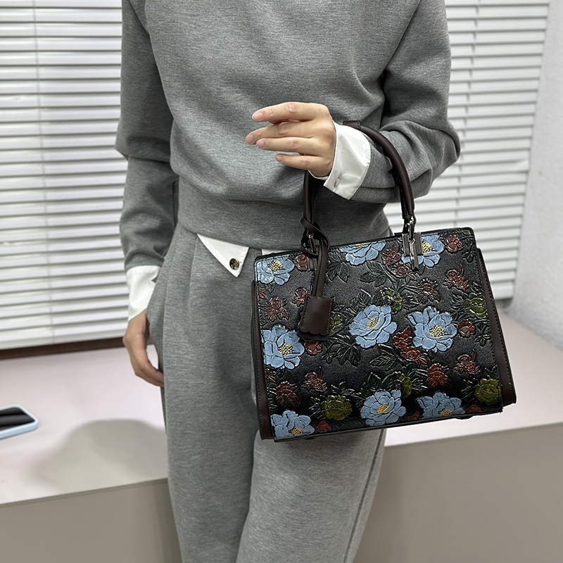 Vintage 3D Embossed Floral Tot - đánh giá và giá Quiet Luxury Bags Tote