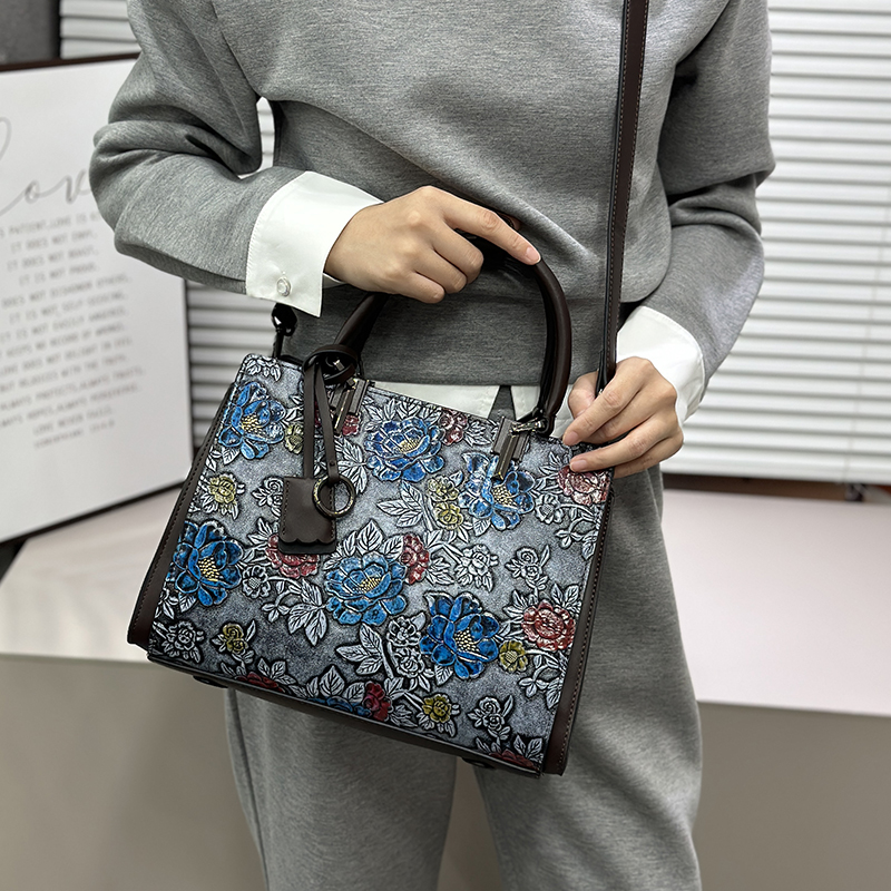 Vintage 3D Embossed Floral Tot - đánh giá và giá Quiet Luxury Bags Tote